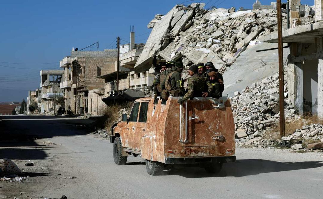 Combatientes de la oposición siria viajan en un camión en Khan Sheikhoun, al suroeste de Alepo, el domingo 1 de diciembre de 2024. La insurgencia de la oposición siria lanzó una campaña el miércoles con un ataque en dos frentes contra Alepo y el campo alrededor de Idlib. Foto: AP