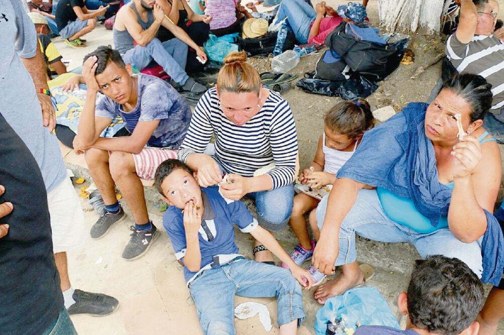 Los centroamericanos que ingresaron hace unos días descansaron ayer a 10 kilómetros de Tapachula. Foto: MA. DE JESÚS PETERS. EL UNIVERSAL