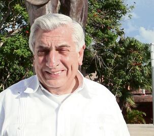 "Góber" pone ejemplo a perredistas morosos