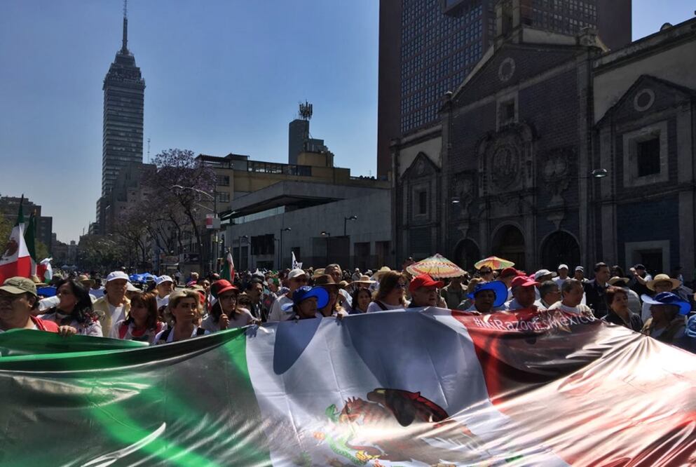 La manifestación "Mexicanos Unidos" encabezada por la activista Isabel Miranda de Wallace salió del Hemiciclo a Juárez en dirección al Ángel de la Independencia. Foto Phenélope Aldaz