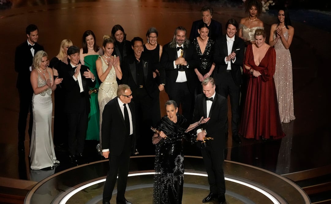 El equipo de "Oppenheimer" aceptando el Oscar a mejor película. La cinta se llevó 7 estatuillas. Foto: AP