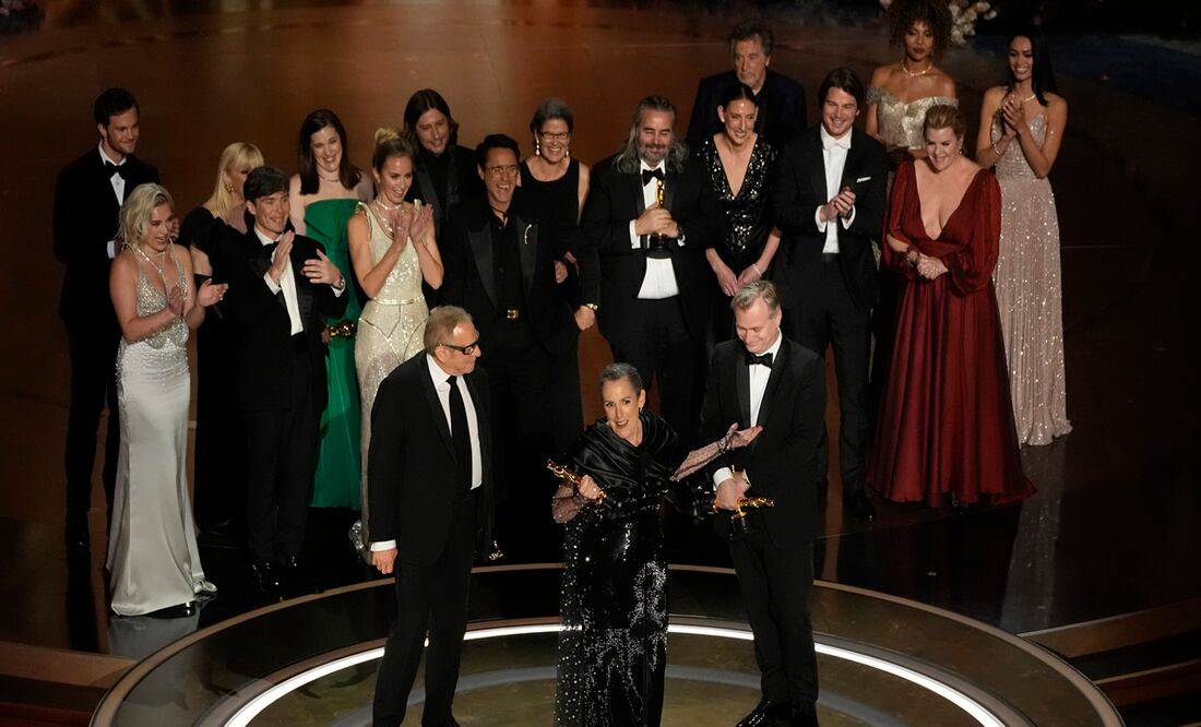 El equipo de "Oppenheimer" aceptando el Oscar a mejor película. La cinta se llevó 7 estatuillas. Foto: AP
