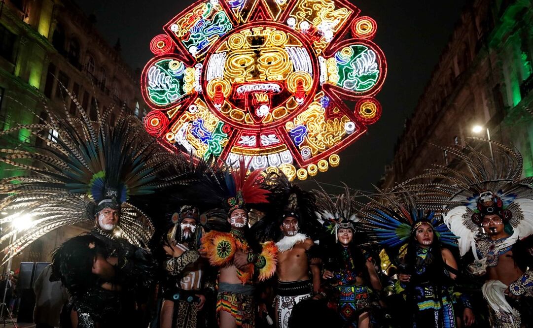 Encieden luces en el Zócalo con motivos patrios