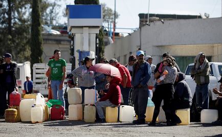 Tren arrastra camioneta formada para cargar combustible en Guanajuato