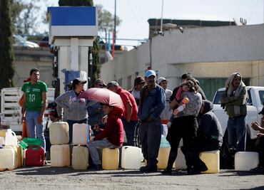 Tren arrastra camioneta formada para cargar combustible en Guanajuato