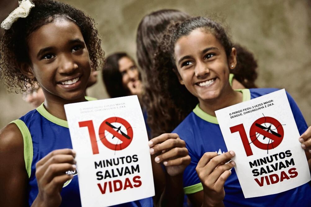 En las escuelas brasileñas se dieron conferencias para crear conciencia y combatir los criaderos del mosquito (MARCELO SAYÃO. EFE)