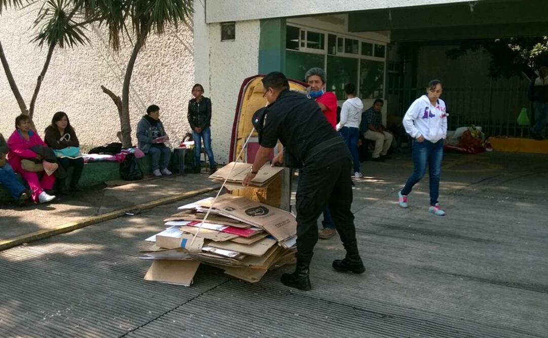 Los cartones son usados por los visitantes para dormir en el área externa del hospital./Juan Manuel Barrera - EL UNIVERSAL