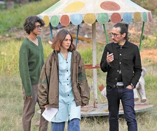 Huyen jóvenes de un padre monstruoso en "No abras la puerta"