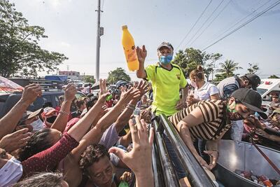 Vecinos, los que apoyan en Tabasco hasta con tortas de carnitas