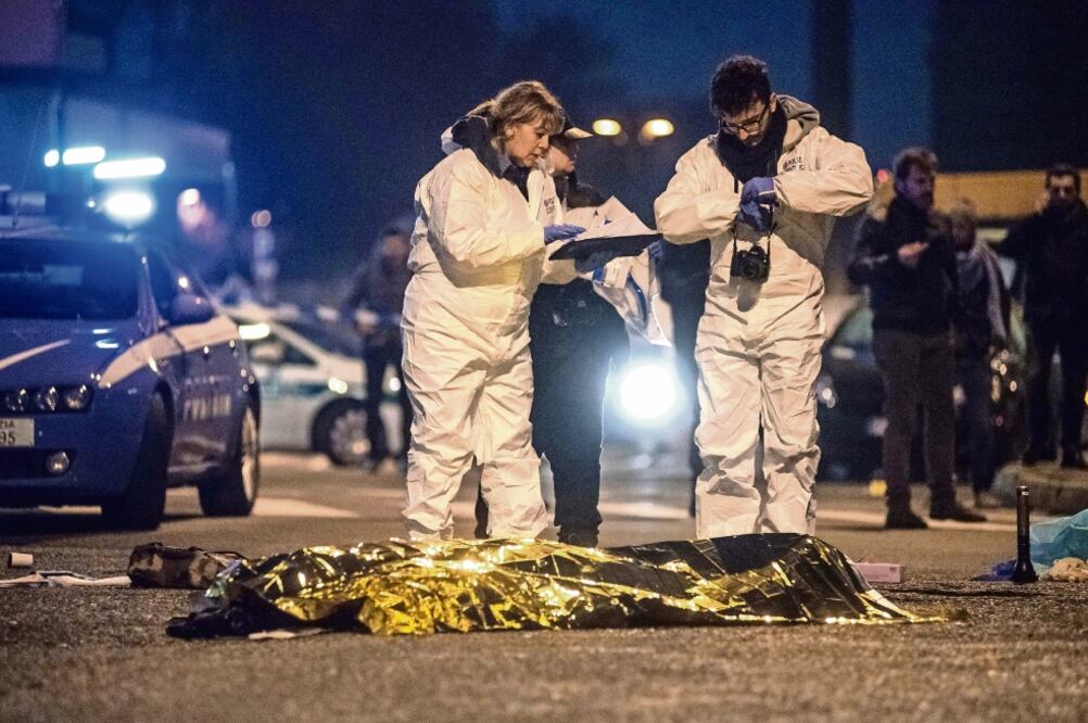 Peritos trabajan en el sitio donde la policía de Milán, Italia, abatió la madrugada de ayer al sospechoso del atentado en Berlín, Anis Amri (REX SHUTTERSTOCK. XINHUA)