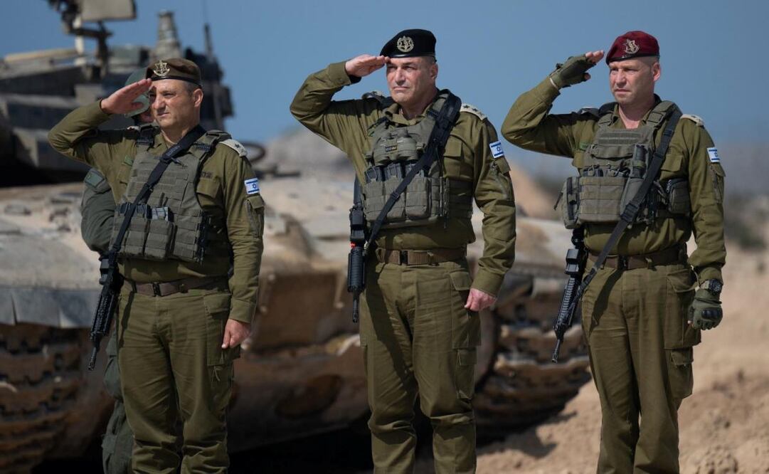 Tras 22 meses de guerra, Israel quiere tomar el control de esta ciudad del norte del territorio y de los campos de refugiados cercanos, una de las zonas más densamente pobladas de la Franja de Gaza. En la imagen el general Yaniv Asor toma posesión como responsable del Comando Sur del Ejército de Israel, que opera en la Franja de Gaza. Foto: EFE