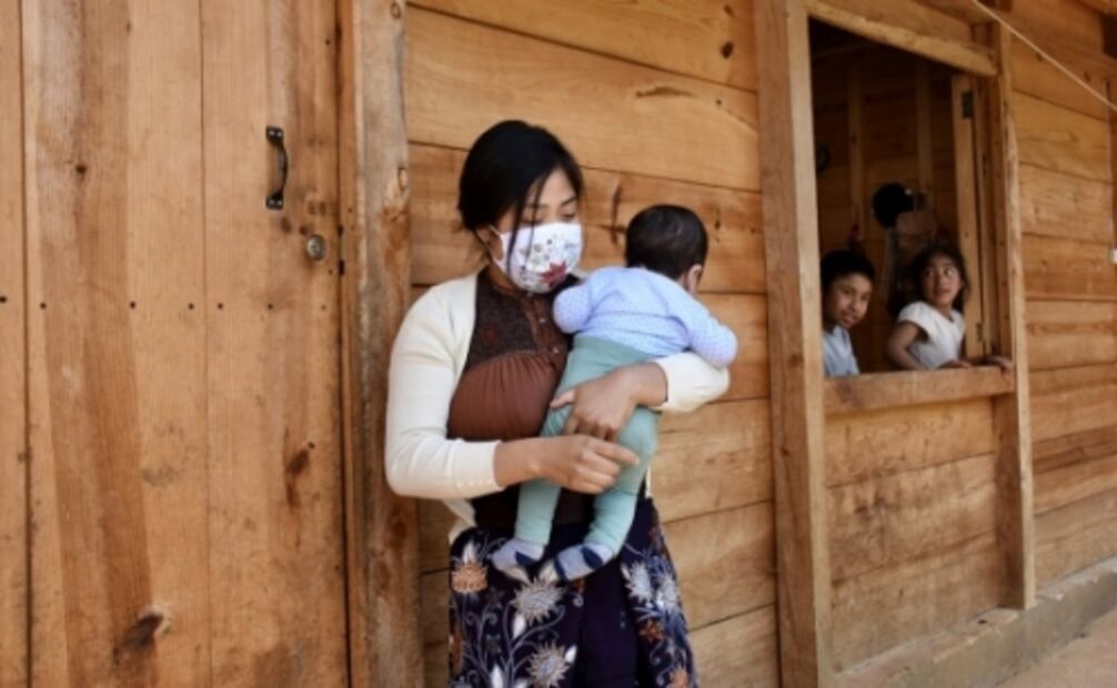 Artesanas plasman su ingenio con cubrebocas