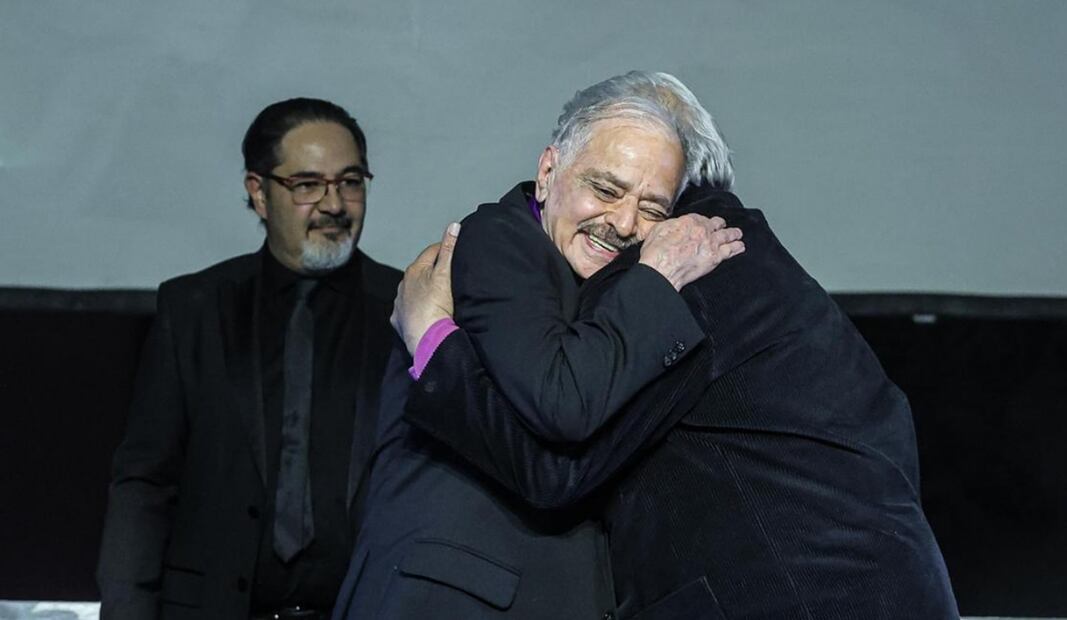 Miguel Sabido es reconocido con el  Summa Cum Laude. Foto: Gabriel Pano/EL UNIVERSAL.