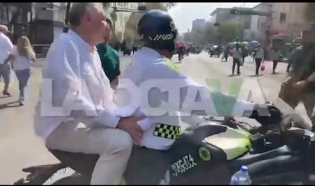 Marcha de AMLO. Adán Augusto usa bici y moto para llegar al Zócalo