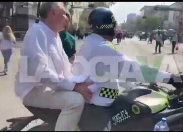 Marcha de AMLO. Adán Augusto usa bici y moto para llegar al Zócalo