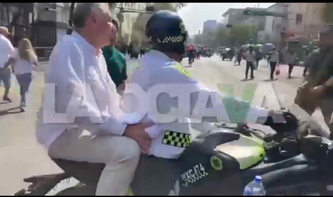 Marcha de AMLO. Adán Augusto usa bici y moto para llegar al Zócalo
