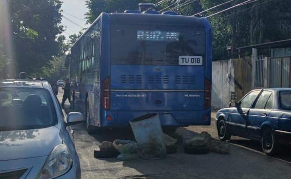Los protestantes también mantienen retenido un camión del transporte del Va y Ven. Foto: especial