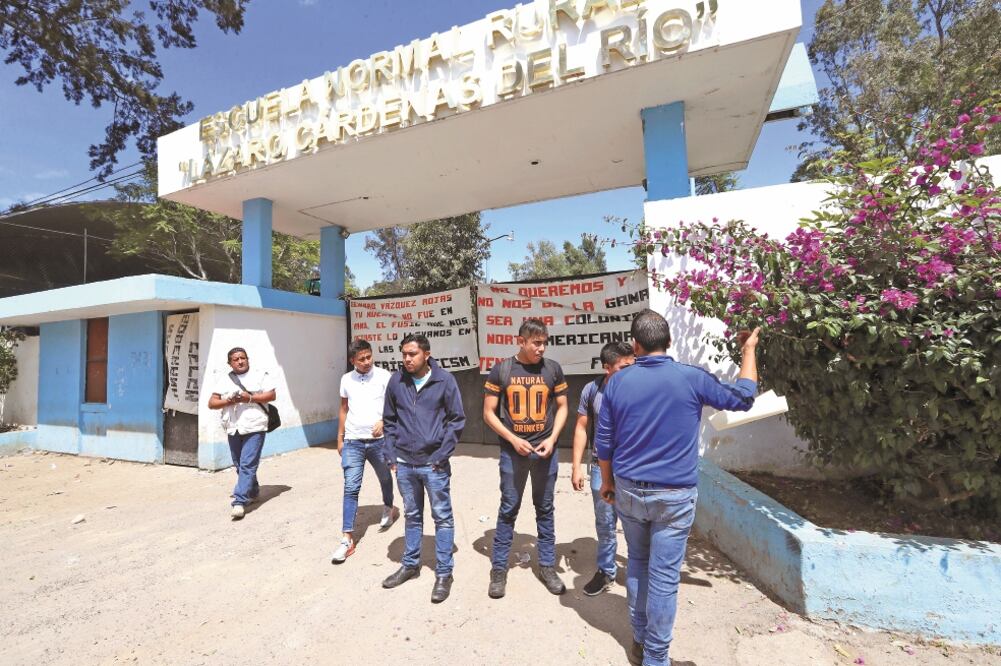 Movilizaciónes. Alumnos de la Normal Rural Lázaro Cárdenas de Tenería secuestraron 92 autobuses y retuvieron a choferes por más de una semana. Foto/ARCHIVO EL UNIVERSAL