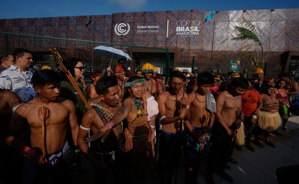 Un grupo indígena bloquea la entrada de la sede de la cumbre climática de la ONU COP30, el viernes 14 de noviembre de 2025, en Belém, Brasil. Foto: AP