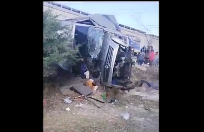 Tragedia en Querétaro: Tren embiste camión de pasajeros en carretera estatal; reportan varios muertos