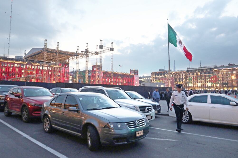 La noche del miércoles pasado, legisladores se estacionaron sobre la banqueta y en doble fila para asistir a una reunión con el Presidente de la República. (ARCHIVO EL UNIVERSAL)