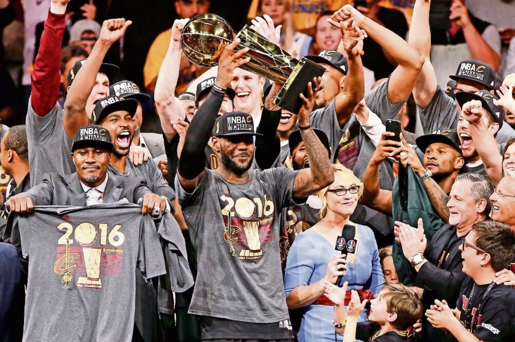 LeBron James alzó el trofeo Larry O’Brien en el Oracle Arena de Oakland, ante el barullo de sus compañeros (JOHN G. MABANGLO. EFE)