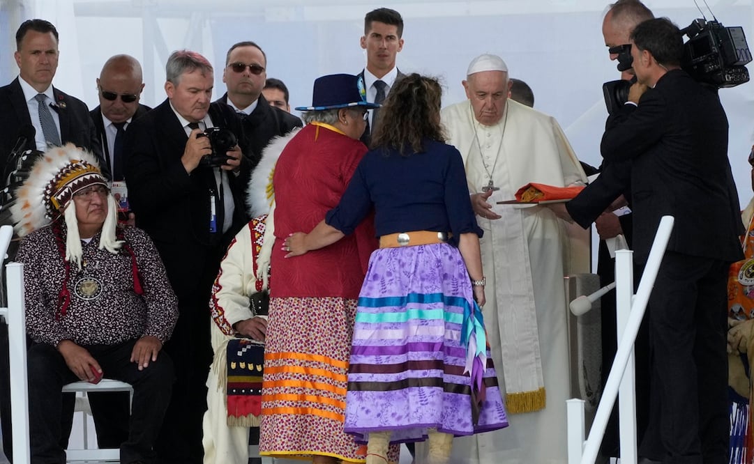 En Maskwacis varias personas, algunas con sus vestimentas tradicionales, llegaron varias horas antes. Foto: AP