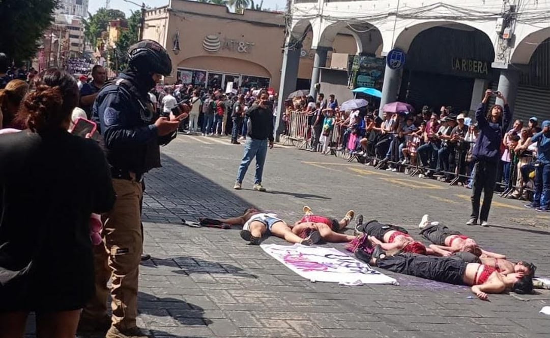 Algunas jóvenes se quitaron parte de la ropa, se recostaron sobre la calle y se arrojaron pintura como parte de la protesta. Foto: Justino Miranda / EL UNIVERSAL