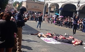 Universitarias irrumpen en desfile cívico-militar en protesta por violencia feminicida en Morelos; exigen justicia para mujeres víctimas