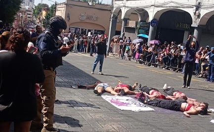Universitarias irrumpen en desfile cívico-militar en protesta por violencia feminicida en Morelos; exigen justicia para mujeres víctimas