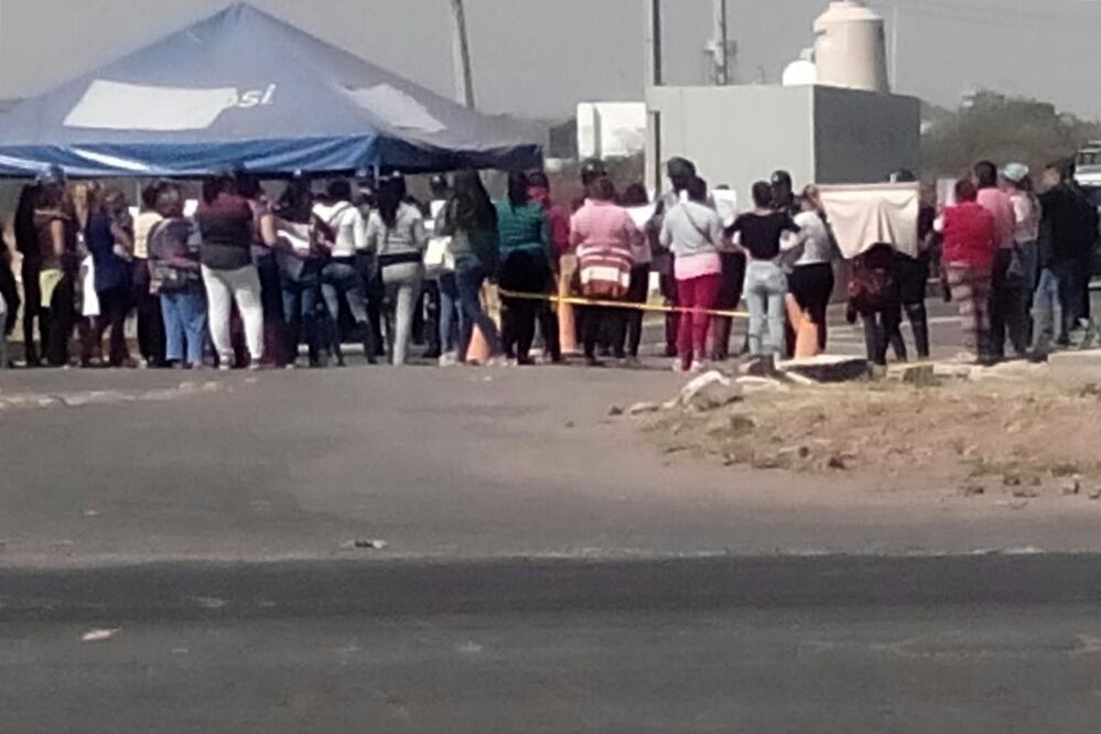 Con cartulinas, unos 50 familiares de los presos demandaron la presencia del director del penal, José Vélez Laredo, pero éste nunca apareció (ESPECIAL)