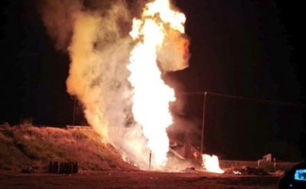 Desalojan casas por incendio en toma clandestina en Puebla