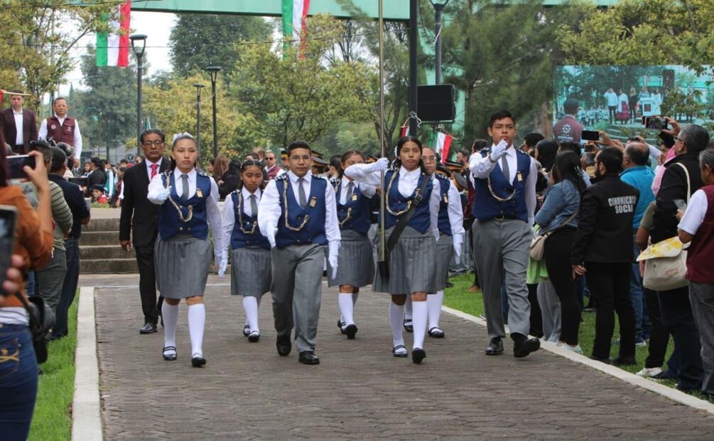 Bandera monumental de Iztapalapa es arriada por fuertes ráfagas de viento durante izamiento. Foto: Darío Luna