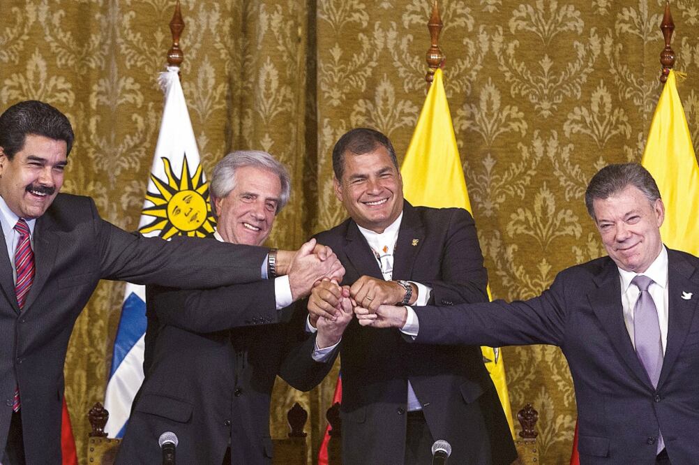 El presidente de Venezuela, Nicolás Maduro; el de Uruguay, Tabaré Vázquez; el de Ecuador, Rafael Correa, y el mandatario de Colombia, Juan Manuel Santos, al término del encuentro que sostuvieron en Quito, Ecuador (JOSE JACOME. EFE)
