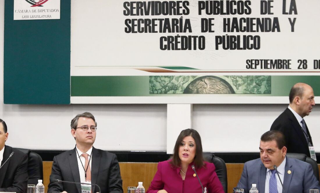 Miguel Messmacher, subsecretario de Ingresos, y los diputados Gina Andra Cruz y Herminio Corral, durante la reunión de trabajo (LUCÍA GODÍNEZ.EL UNIVERSAL)