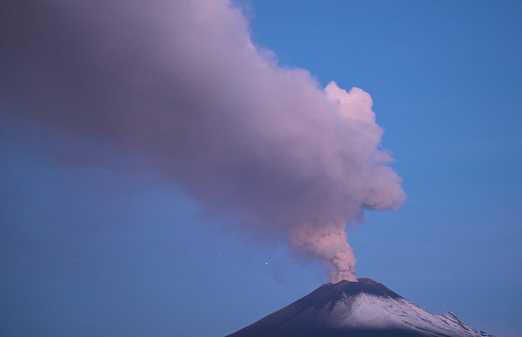 Desde el 16 de mayo, el volcán Popocatépetl presentó exhalaciones que alertaron a los municipios aledaños. 
Foto: Agencias