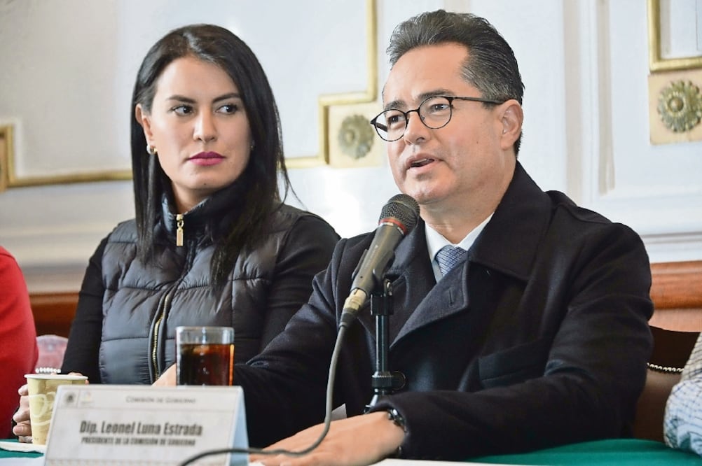 Acompañado de vecinos que se oponen al proyecto, el diputado Leonel Luna afirmó que la instalación de un basurero en el parque Japón sólo era un “rumor ” (CORTESÍA)