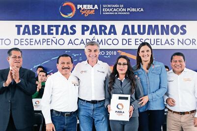 Entregan a universitarios de Puebla tabletas por más de 22 mdp