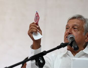 AMLO guarda un Sagrado Corazón de Jesús en su cartera; lo protege de enemigos, dice