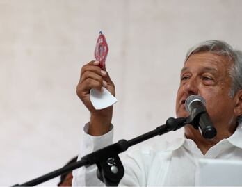 AMLO guarda un Sagrado Corazón de Jesús en su cartera; lo protege de enemigos, dice