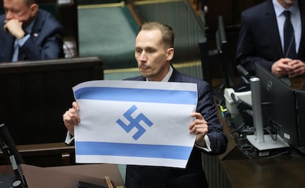 VIDEO: Diputado de Polonia exhibe en el Parlamento bandera israelí con una esvástica; "Israel es un nuevo Tercer Reich", dice