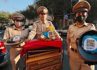 Organilleros se actualizan y ahora cobran con QR