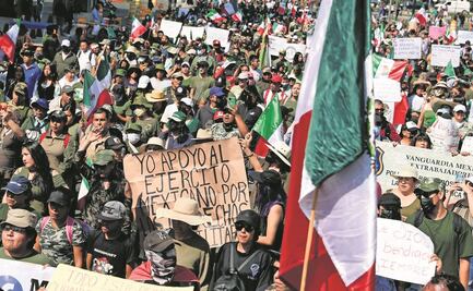 "No es una dictadura", AMLO dice respetar manifestación de militares