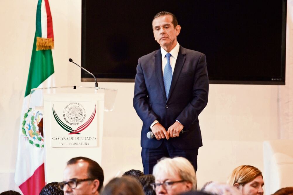 El ex alcalde de Los Ángeles, Antonio Villaraigosa, participó ayer en el foro realizado en la Cámara de Diputados para promover el voto de los mexicanos en EU y evitar que Donald Trump llegue a la Casa Blanca (CRISTOPHER ROGEL. EL UNIVERSAL)