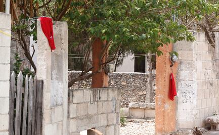 Con pañuelos rojos, piden comida durante contingencia en Mérida