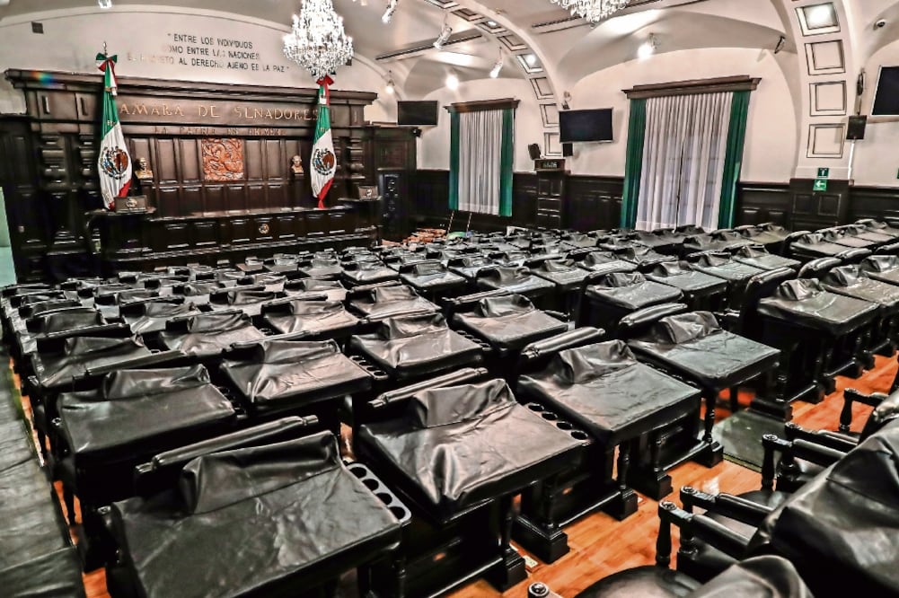 Los escaños en el salón del pleno fueron cubiertos con fundas plásticas en espera de que los diputados constituyentes inicien sesiones el próximo 15 de septiembre (YADÍN XOLALPA. EL UNIVERSAL)