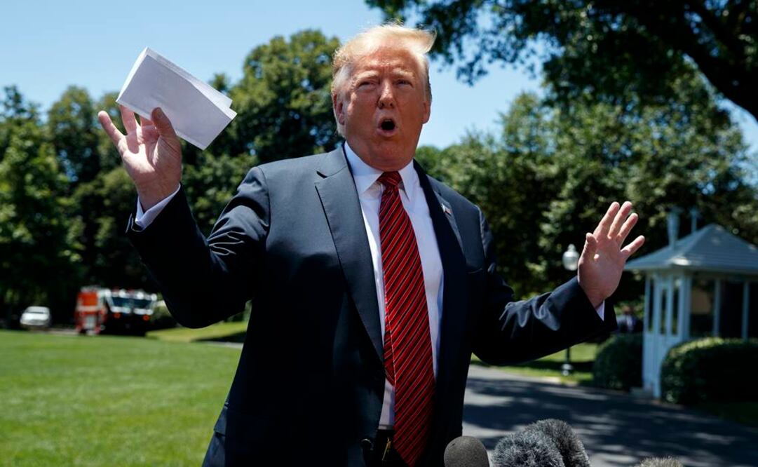 Durante una conferencia desde la Casa Blanca, Trump mostró una hoja en donde aseguró estaba el supuesto acuerdo secreto (Foto: AP)