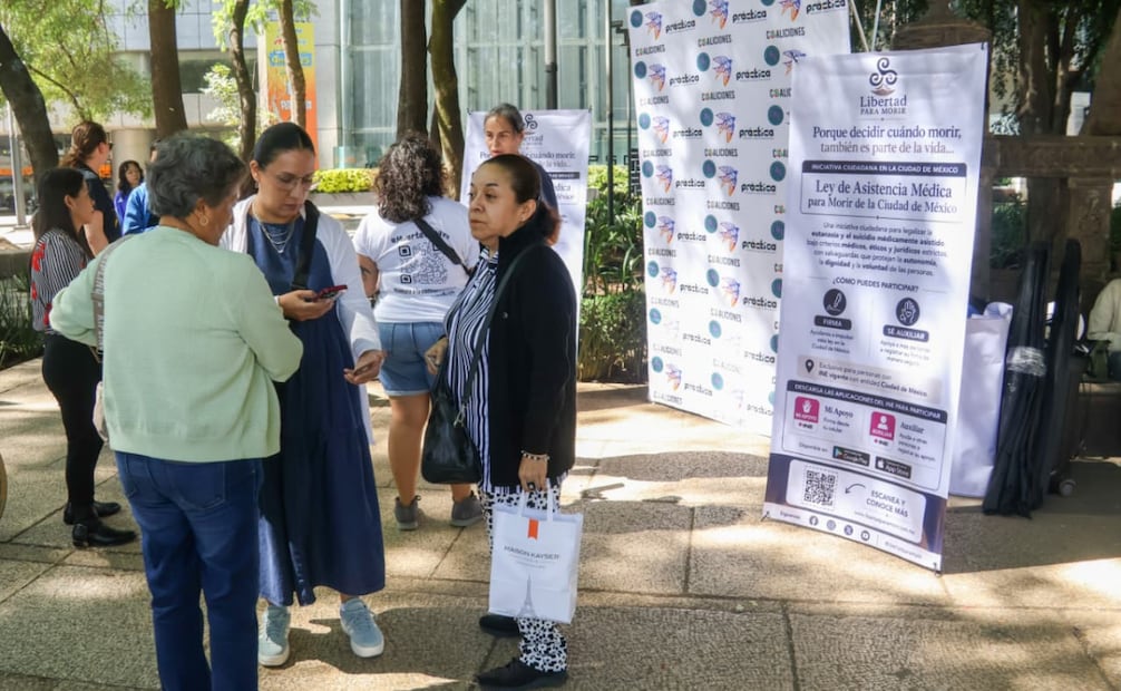 Colectivo busca recabar 20 mil firmas para impulsar muerte asistida en CDMX; iniciativa podría llegar al Congreso.
Foto: Karla Guerrero / EL UNIVERSAL