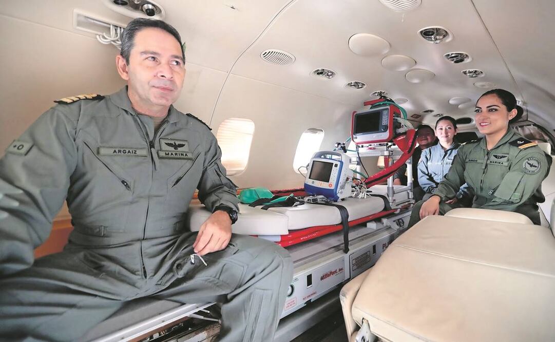 Pilotos, doctores y enfermeras de la Marina, equipados con insumos médicos, cápsulas de transportación y ventiladores, se mantienen alertas en la Base Aeronaval de México, ubicada en el AICM. 