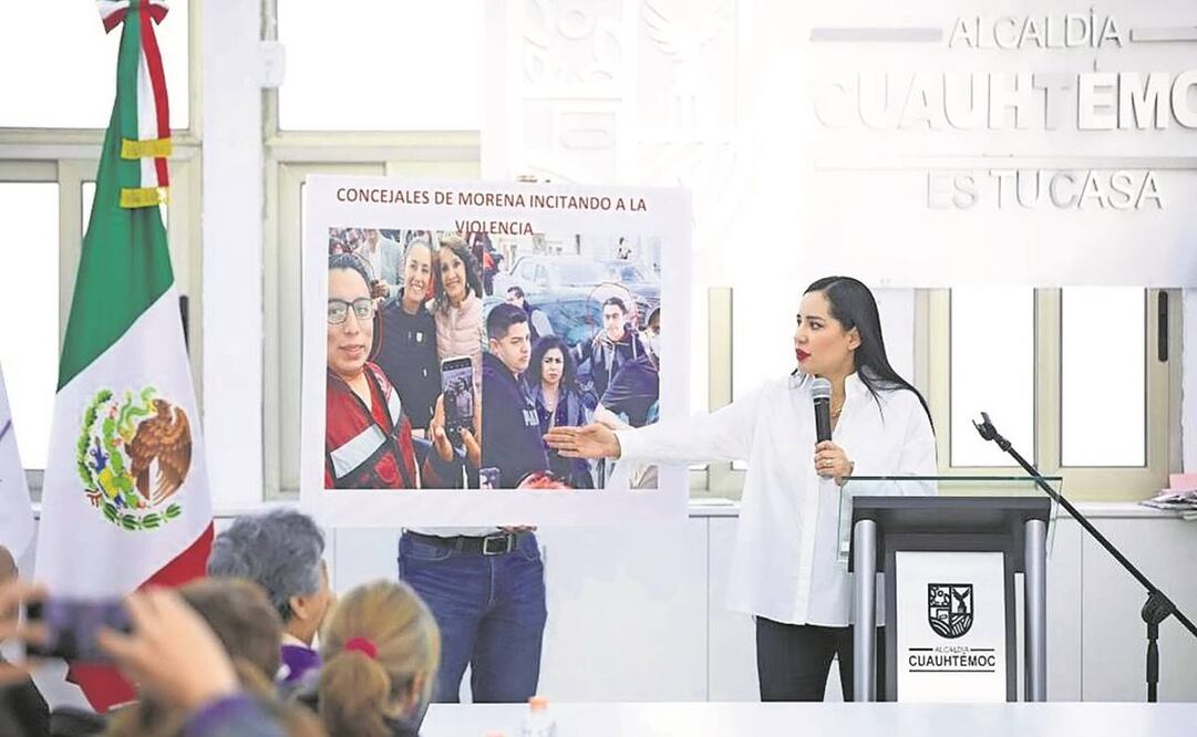 Sandra Cuevas mostró videos y fotografías que se grabaron el domingo pasado, cuando bailarines y sonideros se manifestaron frente a su casa, para señalar que los manifestantes no son vecinos de la zona. Foto: Especial